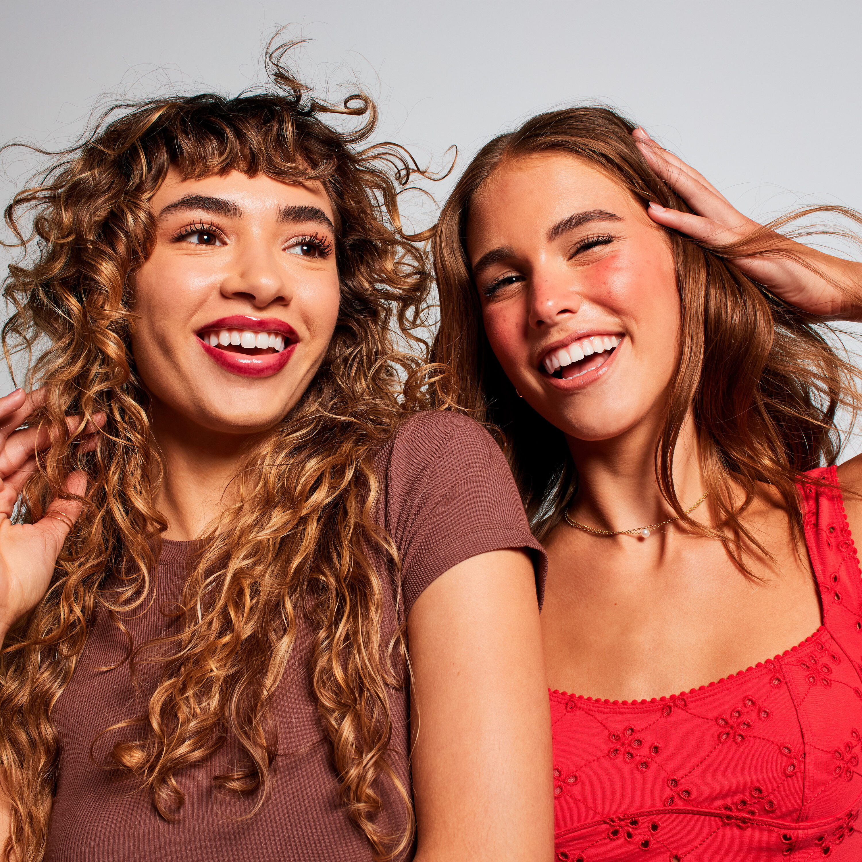 Chicas maquilladas ri&eacute;ndose juntas